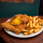 milanesa de pollo con papas fritas